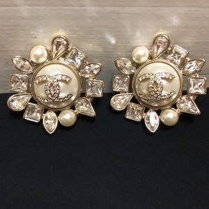 💯 Authentic Chanel CC Clip on Earrings